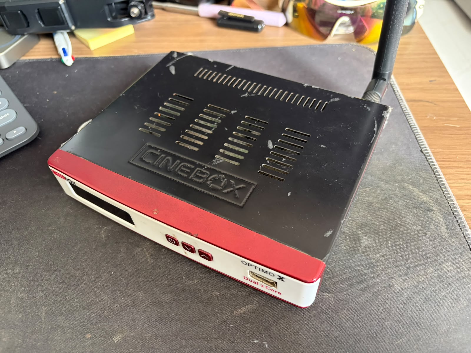 O perigo invisível do TV Box pirata: por que colocar esse aparelho na sua sala é o mesmo que dormir com a porta aberta